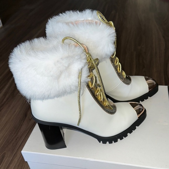 Things II Come Elegant White and Gold Women's Boots - Picture 2 of 5